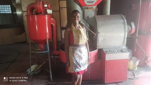 NotreLysma's tweet photo. [ Focus Alysma]
Maria sillonne les plantations, va à la rencontre des producteurs à la recherche des meilleurs crus de café issus d'Afrique. 
Caféologue et torréfactrice rien ne l'arrêtent. 
https://t.co/2HfjCqMUqJ  #civedu #civ225  #Coffee #gouvci 2/3 https://t.co/QQnMCCXqmr
