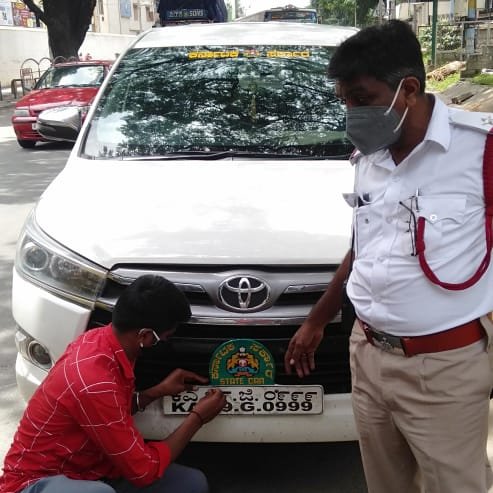 DCPTrWestBCP's tweet photo. ಇಂದು ಚಿಕ್ಕಪೇಟೆ ಸಂಚಾರ ಪೊಲೀಸರು ಠಾಣಾ ವ್ಯಾಪ್ತಿಯಲ್ಲಿ ಸಂಚರಿಸುತ್ತಿದ್ದ ವಾಹನಗಳ ದೋಷಪೂರಿತ ಸಂಖ್ಯಾಫಲಕ ಹಾಗೂ ಇತರೆ ಅನಧಿಕೃತ ಫಲಕಗಳನ್ನು ತೆರವುಗೊಳಿಸಿ, ದಂಡ ವಿಧಿಸಿರುತ್ತಾರೆ. https://t.co/7c5fH0zHrc