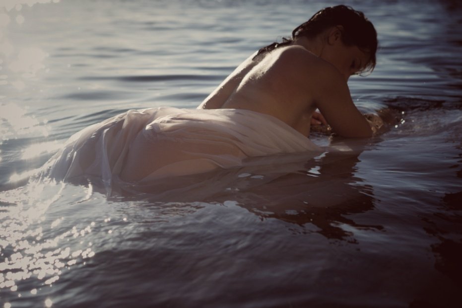 whitelightimage's tweet photo. #waterproject #artnude #floating #whitecloth #barebum #bareback #intheriver https://t.co/jwrnfrXOTJ