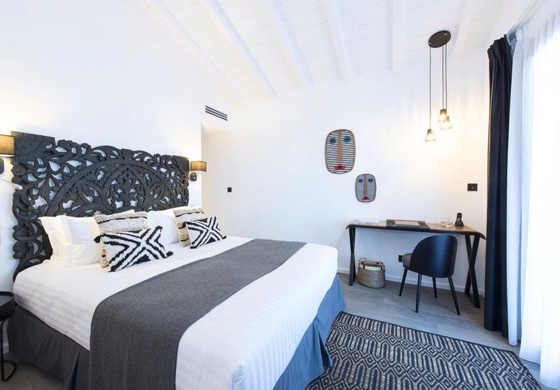 CASUAL_HOMTRACT's tweet photo. Haz un paréntesis este verano y relájate en la costa francesa. 
El Hotel L'Anderenis tiene 14 habitaciones tematizadas para ofrecer experiencias únicas a sus huéspedes. Ésta, es la Habitación Mirande, una estancia de exquisito refinamiento costero con toques étnicos. https://t.co/NnOkLxTzil