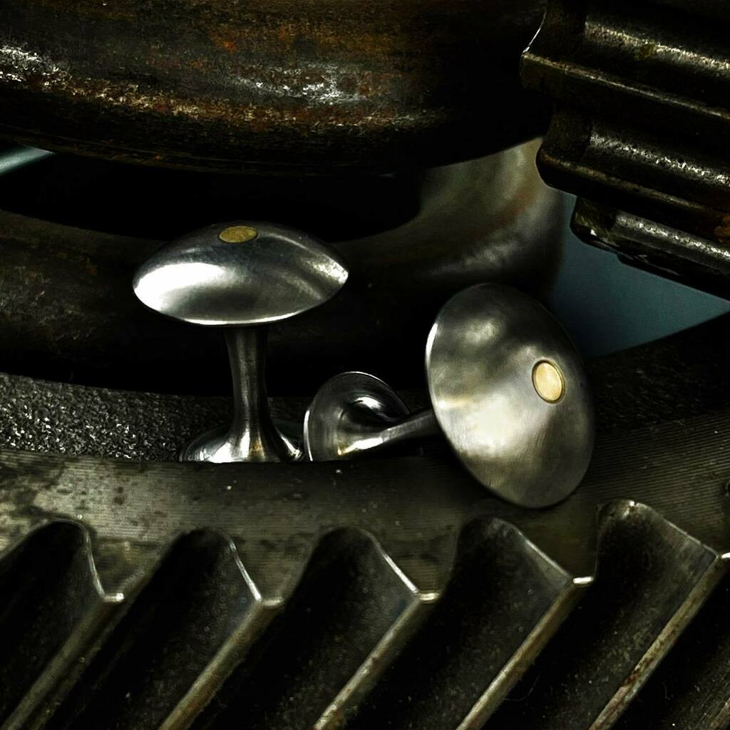 DavideSolazzi's tweet photo. EVE 1.5 Cufflinks - Titanium and Gold 750/1000 available in store and website
Each article is unique and it is part of a limited handicraft production, completely hand-made by D.S. #gemellidapolso #cufflinks #запонки #parma #silver #style #moda #bespoke … https://t.co/PmovsaCNmV https://t.co/0kWFD4oBbb
