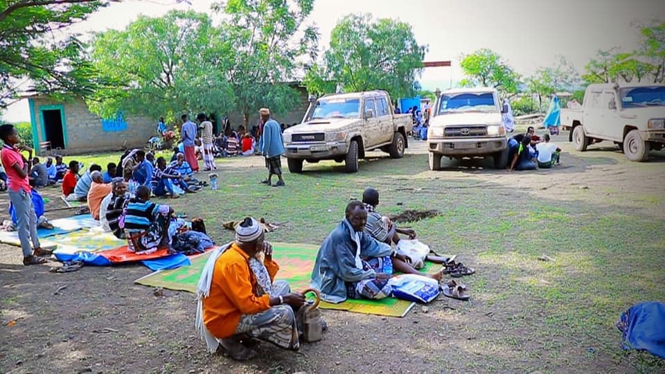 GaroweOnline's tweet photo. Hundreds of people displaced by Afar–Somali war in Garbaisse on the border are temporarily housed in a school in Ma’ayso, eastern #Ethiopia.
Ali Bedel, a spox for Somali region, told Reuters that Afar militia “massacred hundreds of civilians” Saturday in #Garbaisse. https://t.co/TBtMBzHJaZ