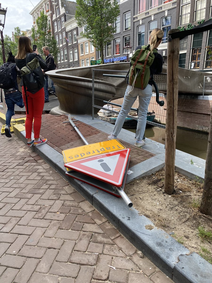 fabstylistikaNL's tweet photo. Daar zijn we weer bij DE BRUG #3dbrug #3dbridge #wallen Geen woorden nodig toch? #fail #bedankt #amsterdamlife #handhaveloos (ik denk dan: bewijs dat er echt GEEN #handhavers rondlopen?!;) #debrug #kijkuitvoordeafstap Vrijdag voor weer een druk Wallen Weekend! #slapstick https://t.co/dqy9XFvJgP