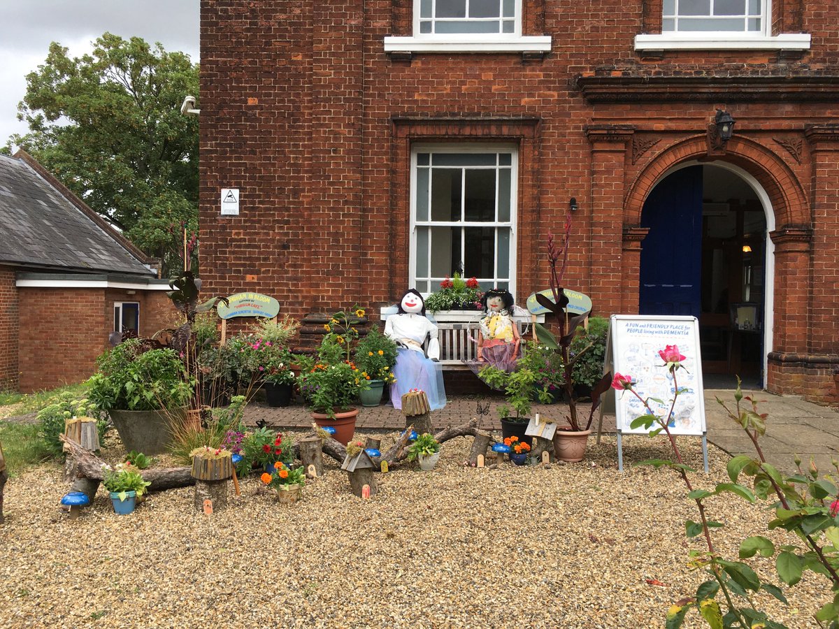 Lovely display for #WymondhaminBloom  outside Fairland United Reform hall that hosts the Pabulum Club supporting those with #dementia and their Carers