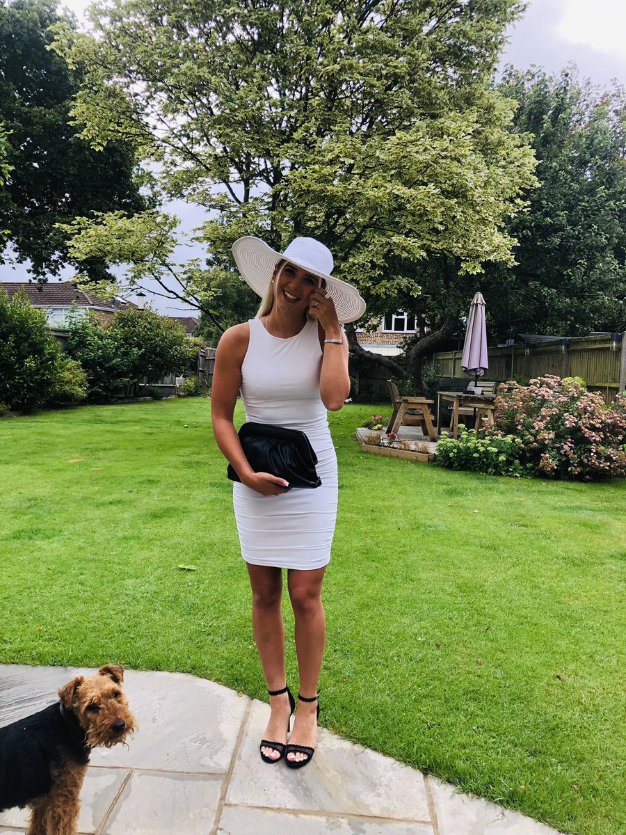 MaryyEvans's tweet photo. #LQPBestDressed @Goodwood_Races #lqpct https://t.co/M8isYfuC4H