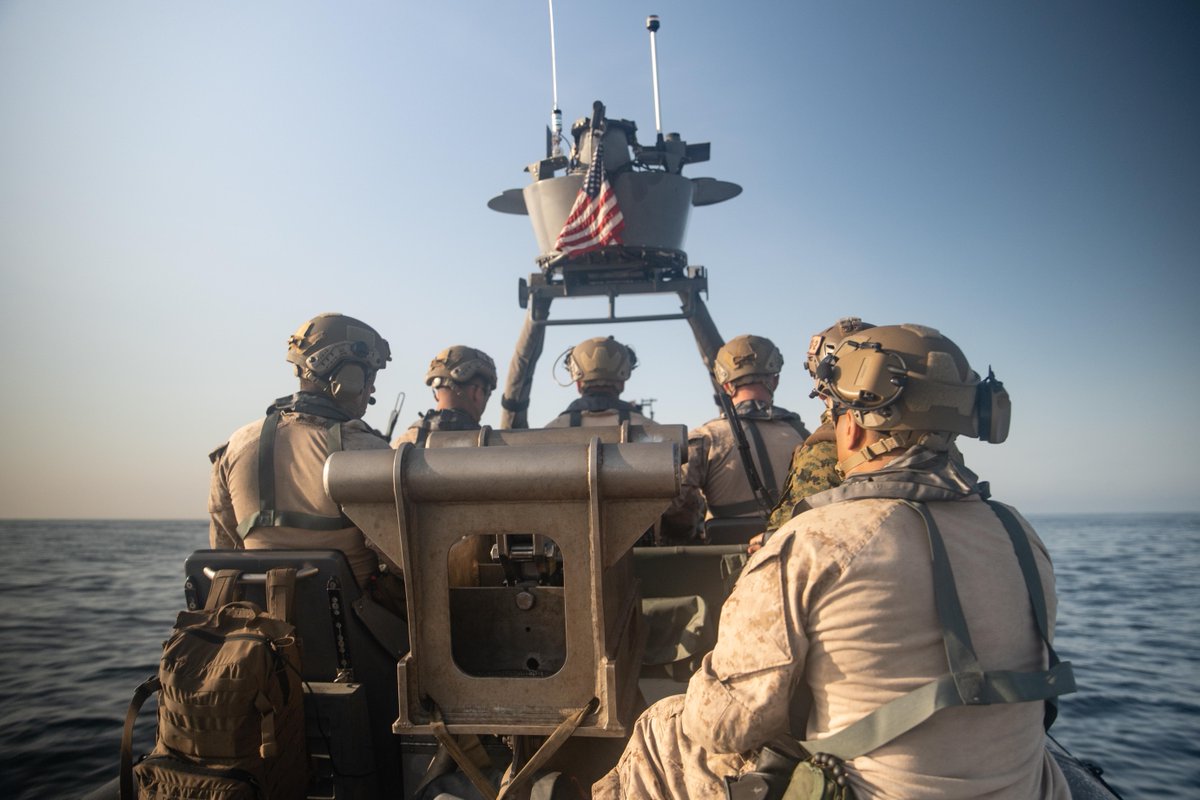 The definition of #BlueGreenTeam! ⚓ 

Sailors assigned to #USSPortland conduct small boat operations with the @11thmeu. The Essex Amphibious Ready Group (ARG) and 11th MEU are underway conducting integrated training off the coast of southern California.