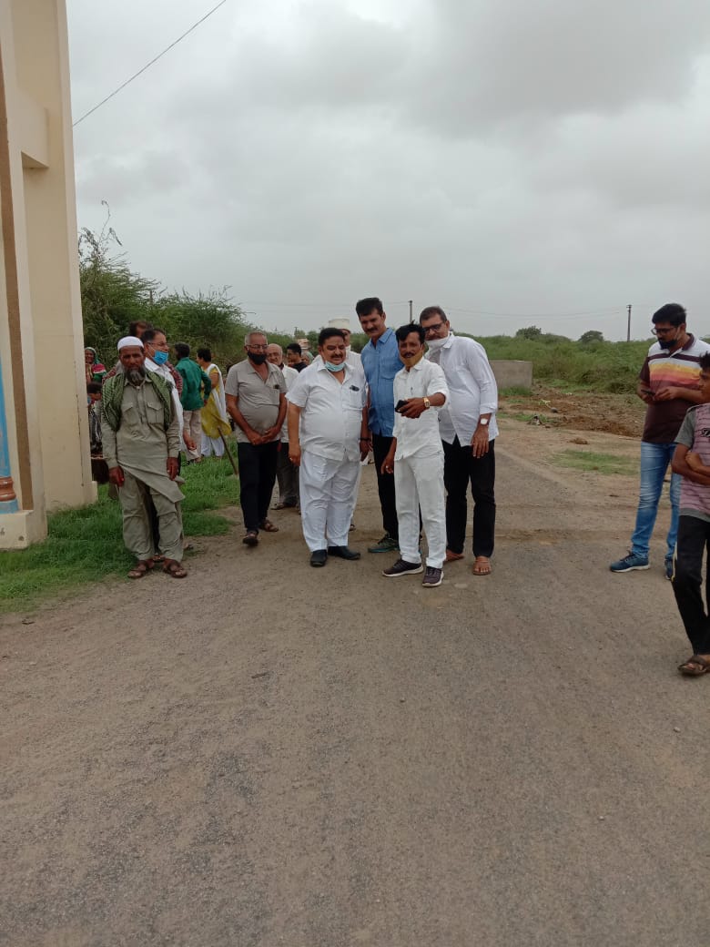AbdasaTdo's tweet photo. @KutchDdo આશાપર ગામે મનરેગા યોજના અંતર્ગત વૃક્ષારોપણ કામગીરી. https://t.co/ZYUCVXQbCT