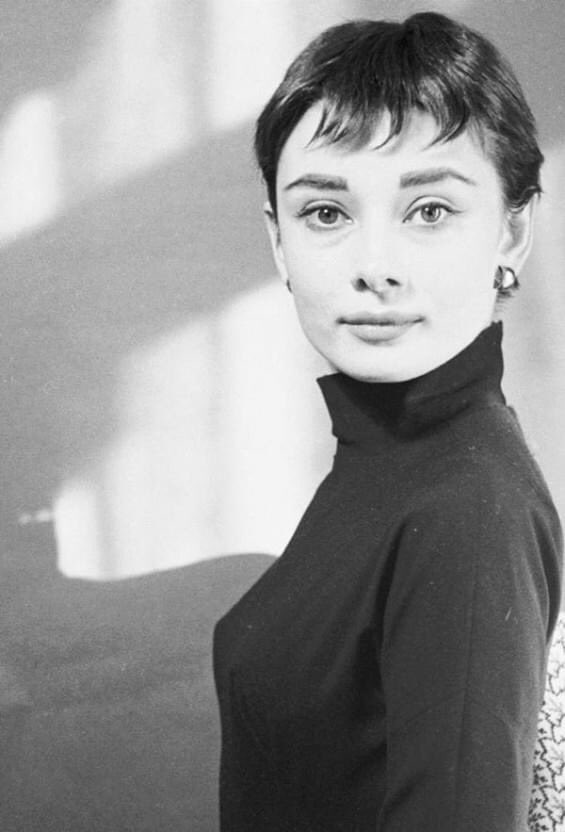 한국 60대 이상의 남자들 부인에게는  꼼짝못하는 것이 대부분 아닌가? 그리고 꼰대들 중 오드리 헵번의 숏컷에 반하지 않았던 놈도 있었단ㄱ?