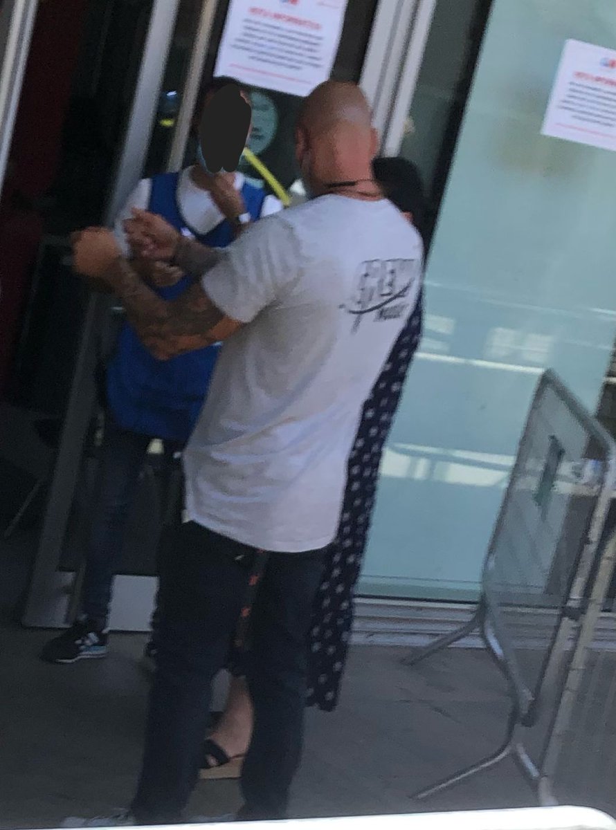 El mandamás del Centro de #Vacunacion del @WiZinkCenter es un Portero de Discoteca con quien es  imposible mantener una conversación razonable. Tiene más empatía el robot del tlf de <a href="/SaludMadrid/">Salud Madrid</a>… ¡Qué pena, y qué vergüenza! #covid #pfizer #Madrid