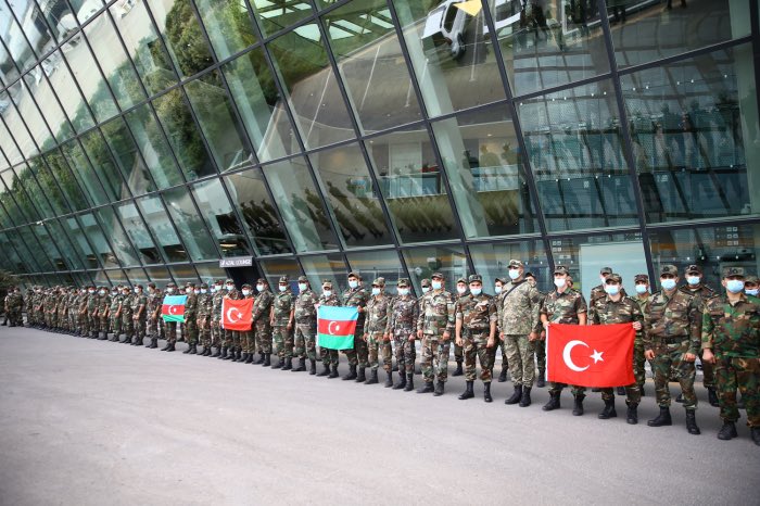cahitbagci's tweet photo. Cumhurbaşkanı sayın Aliyev’in talimatları ile Olağanüstü Haller Bakan Yrd.Etibar Mirzeyev’in Büyükelçiliğimizle koordinasyonu ile kısa sürede hazırlanan 100 itfaiyeci ekip ekipmanlarıyla Haydar Aliyev Havaalanından Dalaman'a uğurlanmıştır.
Gardaşlarımıza Şükranlarımızla
🇹🇷🤝🇦🇿 https://t.co/SAGcZHCIl8