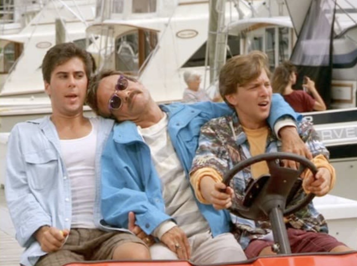 WeCinema's tweet photo. Correva l'anno 1989, il film fu giudicato in maniera controversa, ma divenne un vero cult.
#WeekendConIlMorto narra di Larry, Richard e del loro capo Bernie che li vuole far fuori. Ma le cose non vanno come previsto. Seguiranno una serie di equivoci strani e divertenti. ๐ถ๏ธ๐น https://t.co/s26pDqrGWZ