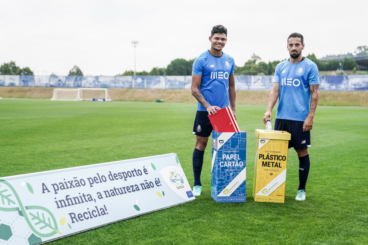 FCPorto's tweet photo. A paixão pelo desporto é infinita, a natureza não!
Faz como os nossos atletas @Evan_lima30 e Bruno Costa, Recicla! ♻️

#FCPorto #lifetackle #climateaction #environment #sustentabilidade https://t.co/N9TB3TNq9i