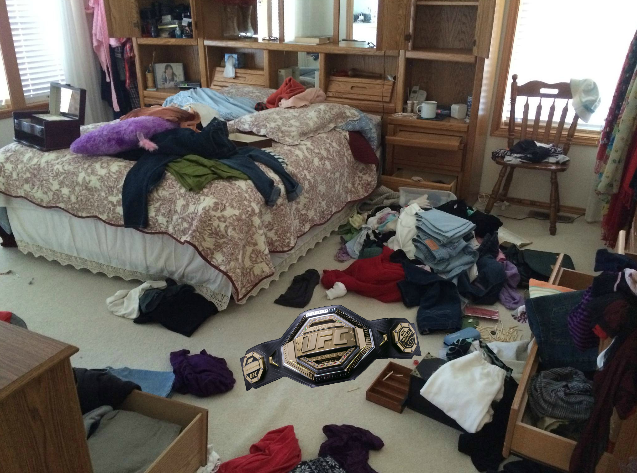 разгромленная комната. квартира после обыска. разбросаны вещи разбита. много вещей в квартире. разбросанные вещи.