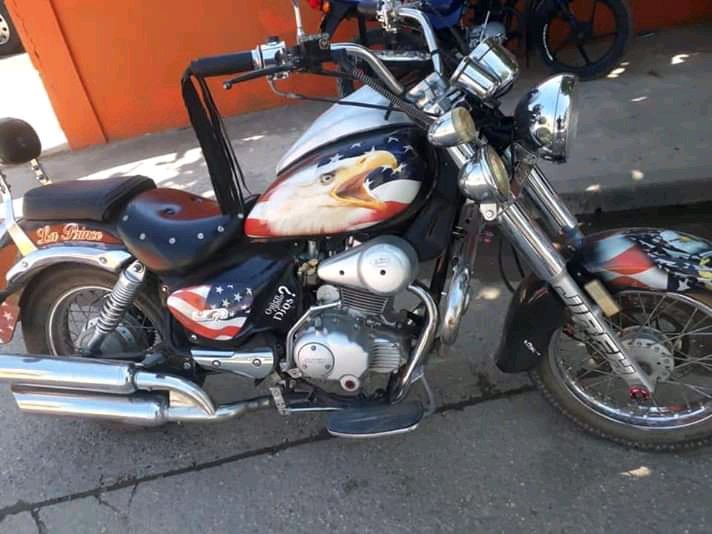 RyantCerd30's tweet photo. Les presento a mi águila Chopper, mi motocicleta más Uribista que nunca, con la que voy a todos lados siempre mostrando elegancia!

#FelizViernes bendecido familia https://t.co/x0gOwASTrU