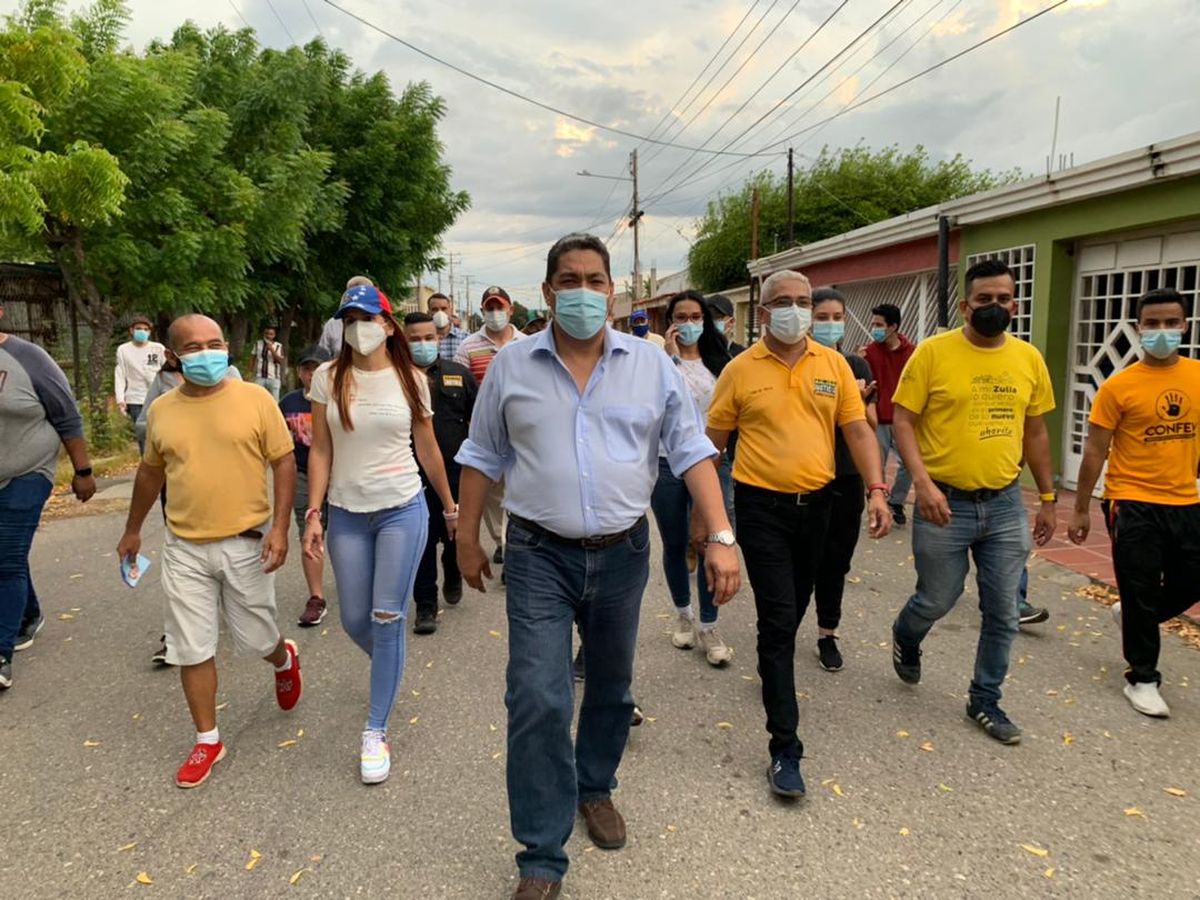 MarvinjjNava's tweet photo. Recorriendo las calles de nuestro municipio Cabimas, una ciudad que sufre los embates de este régimen. Nuestro equipo @PJ_Cabimas llevando el mensaje de esperanza y de cambio. 

@Ricardocabimas1 
@PJZulia_ https://t.co/EEOec2kiGs