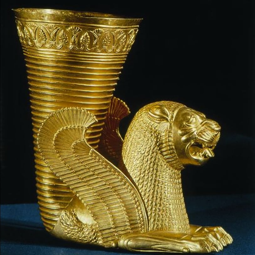utopiran's tweet image. Somptueux #rython en or d&apos;époque achéménide, trouvé à #Hamadan. Cette pièce ornée d&apos;un protomé de lion ailé, qui date du Ve siècle avant notre ère, ne mesure pas moins de 22 cm de haut et pèse quelque 2 kg (Musée #Iran Bastan, #Téhéran).