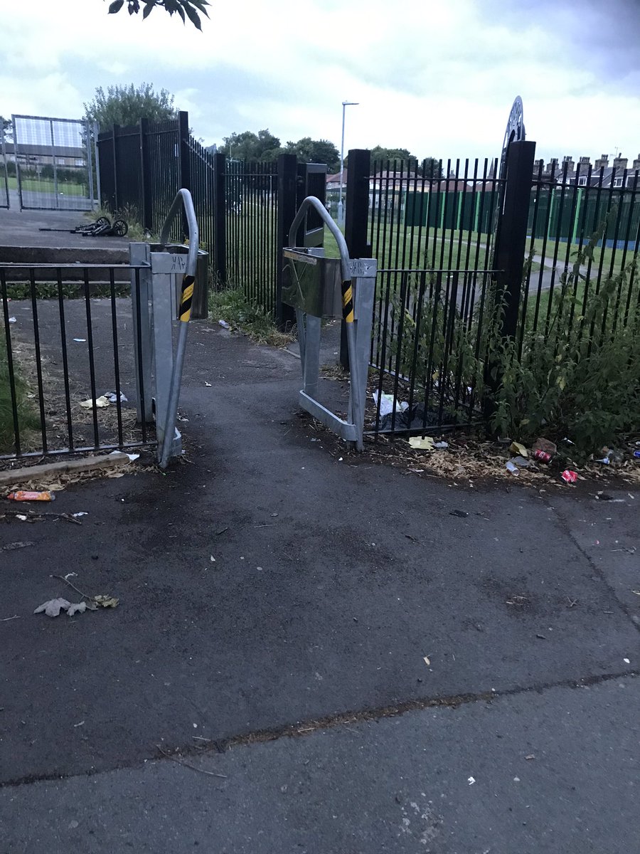 zainab_c's tweet photo. @bradfordmdc I took a lovely walk through Spencer fields today, I thought I’d show you the lovely views  the public who used the park see everyday! Hope you enjoy them as much as we did! KCollector @R__Meer @abdusm110 @NazShahBfd @CllrJoanneDodds @Positive_BD @visitBradford https://t.co/koE3h6CwkZ