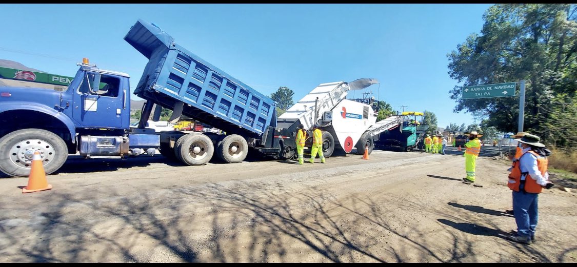SalvaFdezAyala's tweet photo. @SCT_mx La tecnología aplicada en #ConservarEsPreservar. El RAP nos permite: reutilizar hasta el 30%del material recuperado del pavimento con estricta calidad en el proceso de elaboración de mezcla y su tendido. Jal., N. León  y Ver. con las primeras experiencias . 👷‍♂️🚜🚧 https://t.co/PYZrOuPtdJ