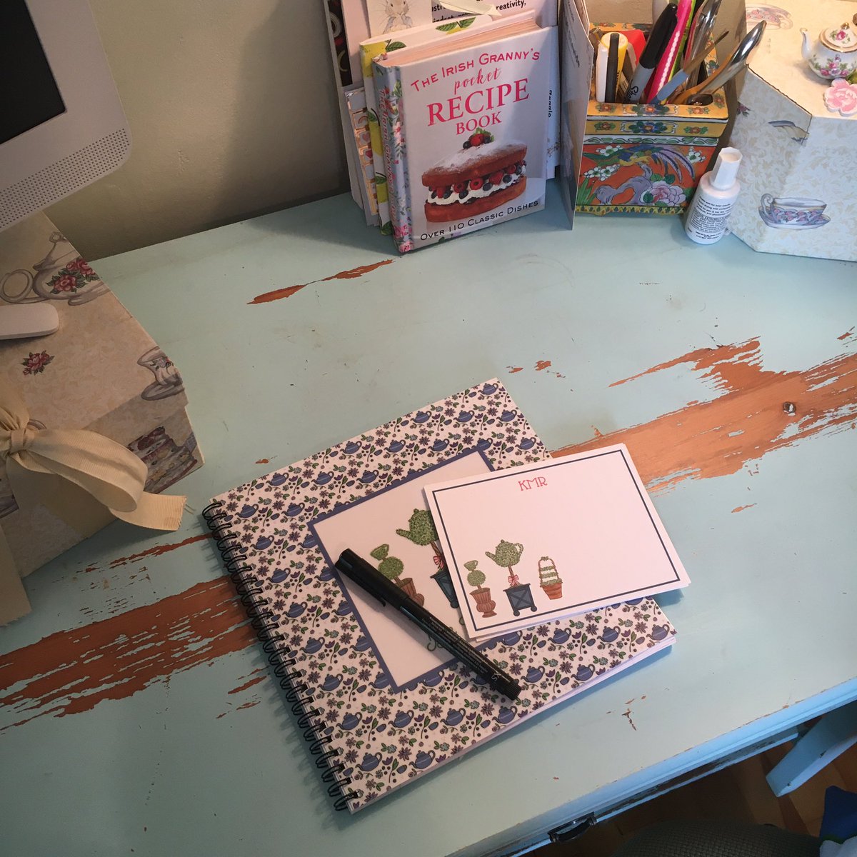 kathleenluvstea's tweet photo. Cleaning my office/studio & playing with new office supplies :)
#teahour #creamteahour #teaillustrator #teatime #teadecor https://t.co/vYq6cmqO1z