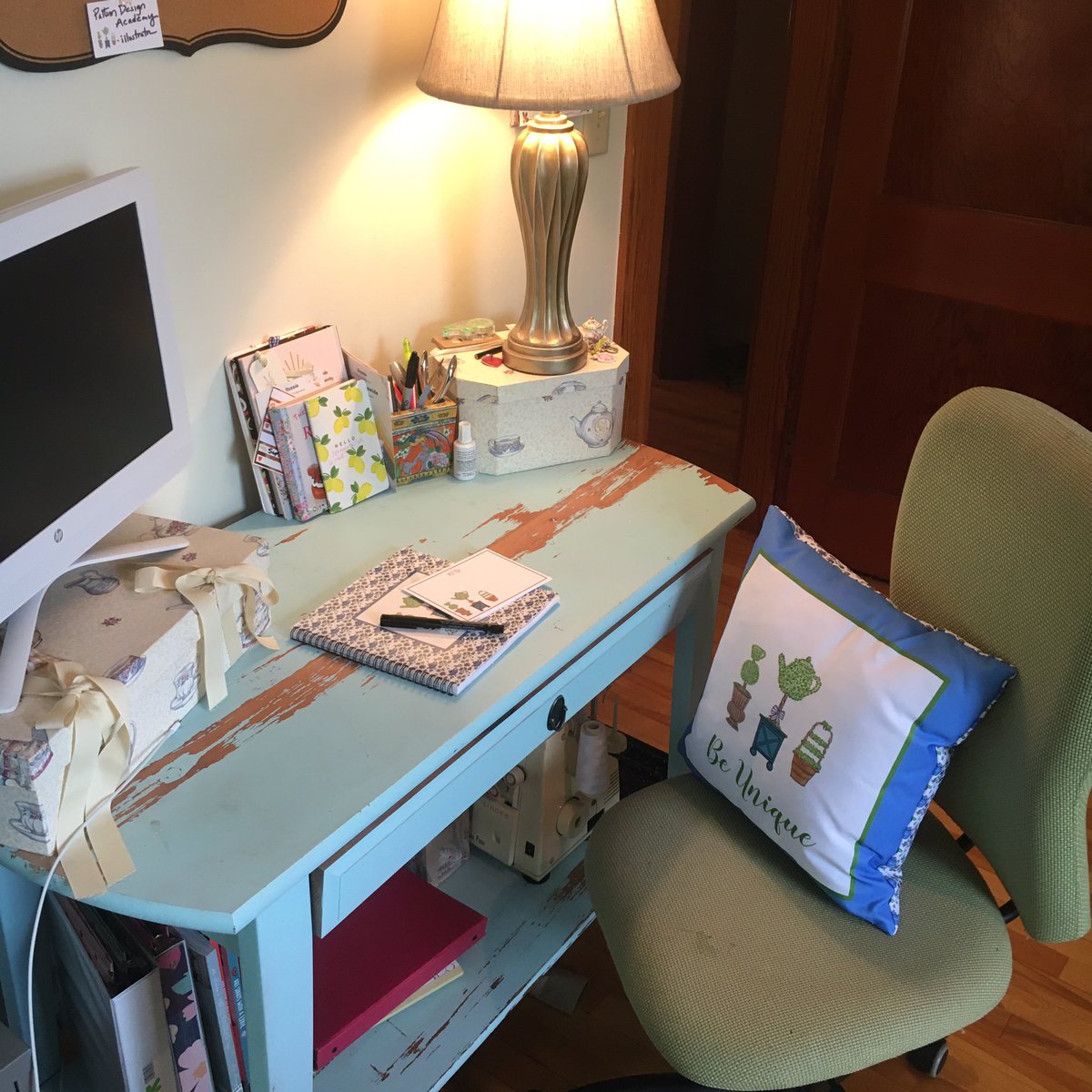 kathleenluvstea's tweet photo. Cleaning my office/studio & playing with new office supplies :)
#teahour #creamteahour #teaillustrator #teatime #teadecor https://t.co/vYq6cmqO1z