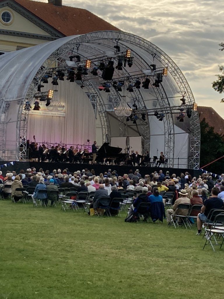 Summer paradise at Emkendorf at the Schleswig Holstein Music Festival. Mozart and Schubert on a mild summer evening