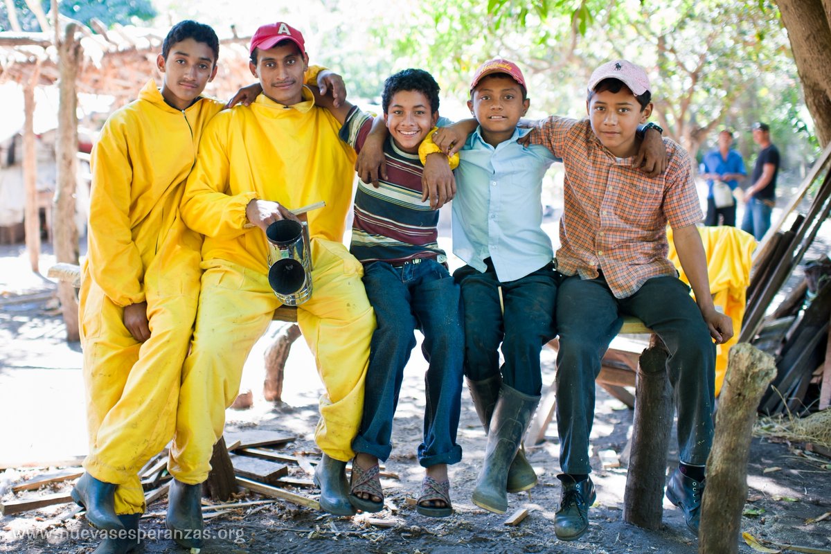 nuevasesp's tweet photo. On the #InternationalDayOfFriendship, we are thankful for all the bonds of friendship that have been created through Nuevas Esperanzas’ history. Beneficiaries, team , volunteers, supporters, boards, all of us are connected and by the solidarity, trust and love of true friendship. https://t.co/Fnj95ugxkN