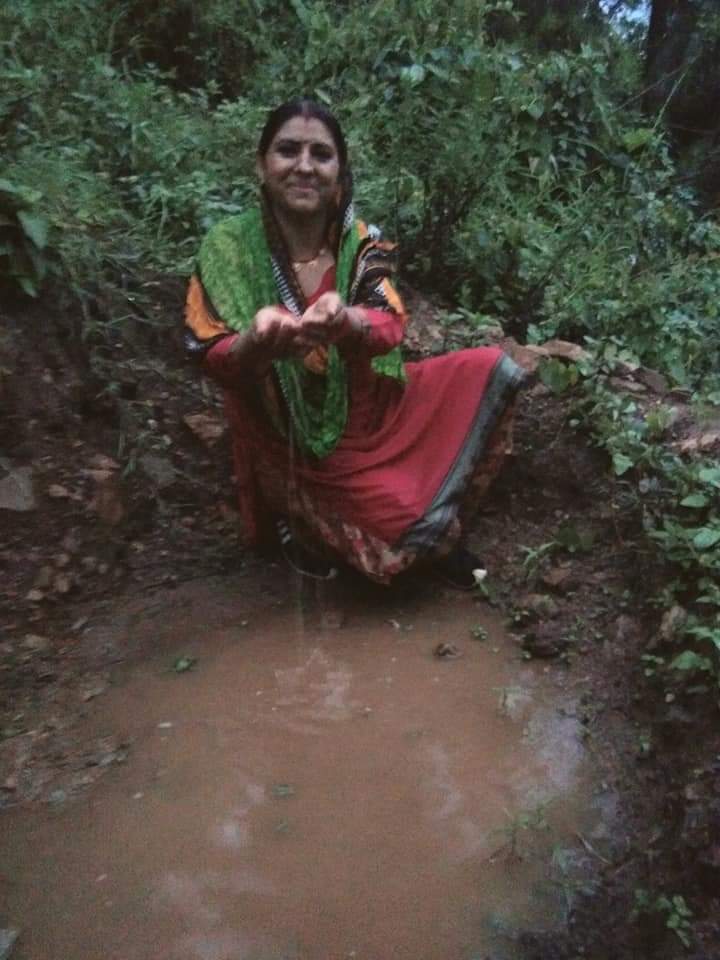 SManojSati's tweet photo. "जल है तो कल"

पिछले माह बनाई गई चाल चाल को भी देखने का मौका मिला। थोड़ी सी बरसात आने पर बहुत सारा पानी इकट्ठा हुआ है। अंजुल सती, बसु सती का इन पुण्य कार्यों में साथ निभाने के लिए हार्दिक आभार! https://t.co/CMb0Yij5Ul