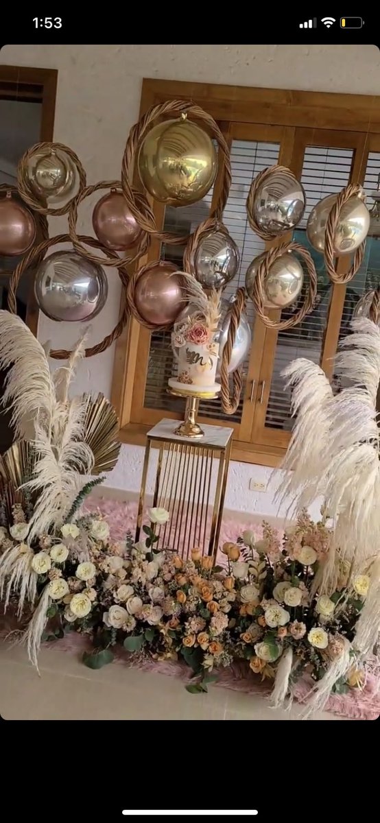 DalilaCakes's tweet photo. Hermosa torta de #cumpleaños         La amé! 🥰 Simple y elegante. Flores hechas en #pastadegoma    Es tan gratificante ver las obras de arte en azúcar que uno hace en espacios tan exquisitamente decorados! Gracias a @magicodia1 por preferirnos! Foto cortesía de ellos. https://t.co/nhmY14SIvU