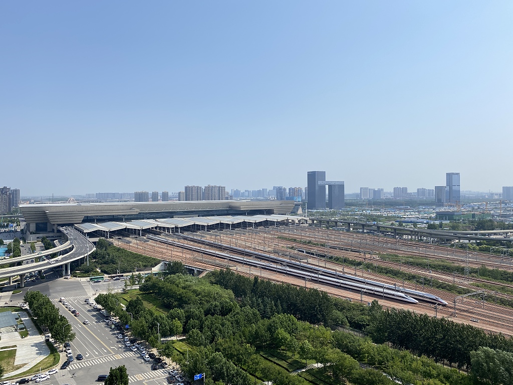 ChinaDaily's tweet photo. Railway services past Zhengzhou, #Henan, one of China's transportation hubs, are mostly resumed after days of disruption following unprecedented flooding. https://t.co/IvSBzNi682