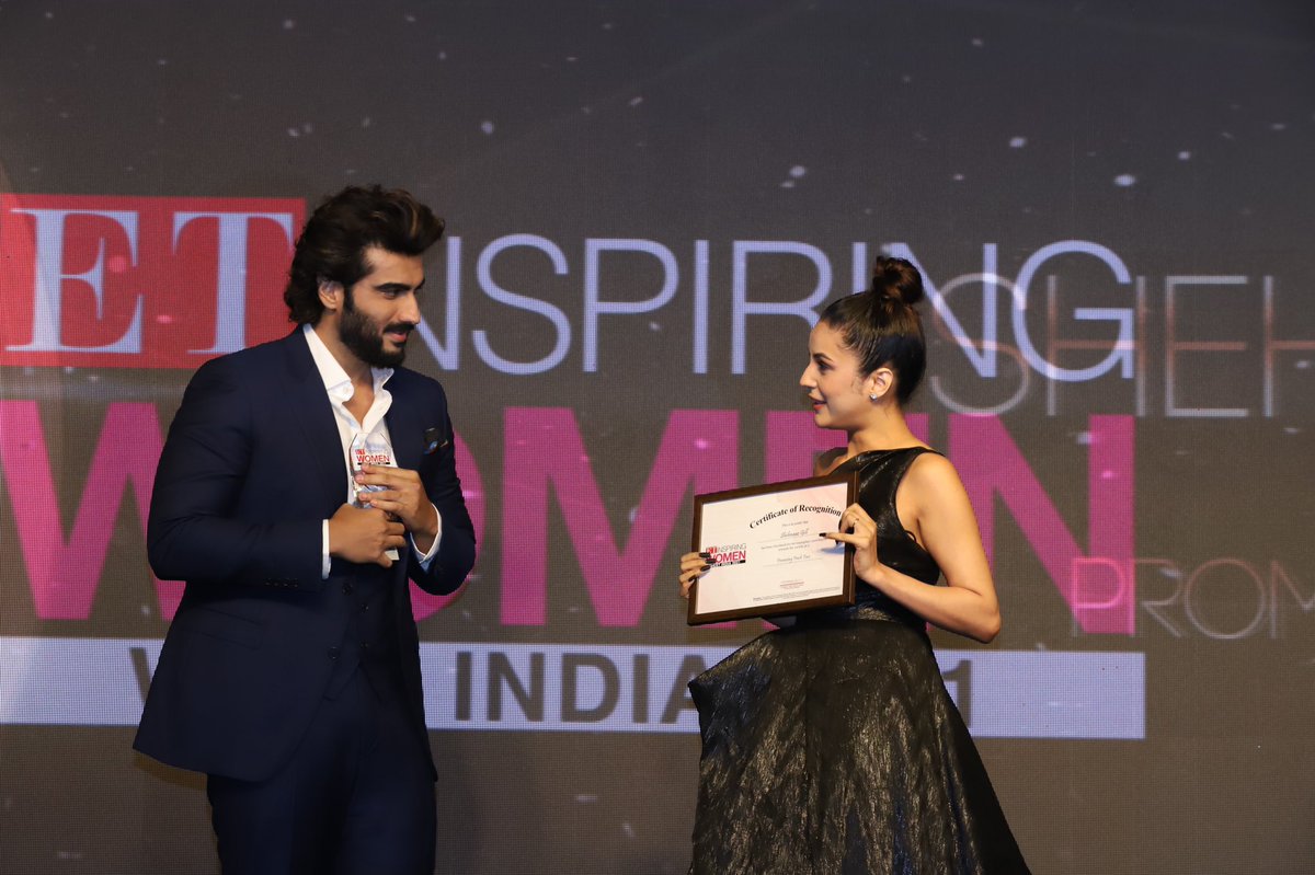 ishehnaaz_gill's tweet image. There have been many moments in my short life, where I have been inspired by many many talented women and today to get this honour, is truly overwhelming. With a promise to entertain forever, I humbly accept the ET Inspiring women as a promising Fresh Face award. 🙏🏻