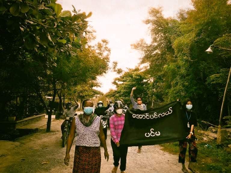 m_krl1's tweet photo. Raising Three fingers salute and chanting Revoltionary slogans against the military Dictatorship by the fearless protesters from the main strike of #AungPinLal, #Mandalay this evening.
#OurGovernmentNUG
#July30Coup
#WhatsHappeningInMyanmar https://t.co/2W8XN13bAf