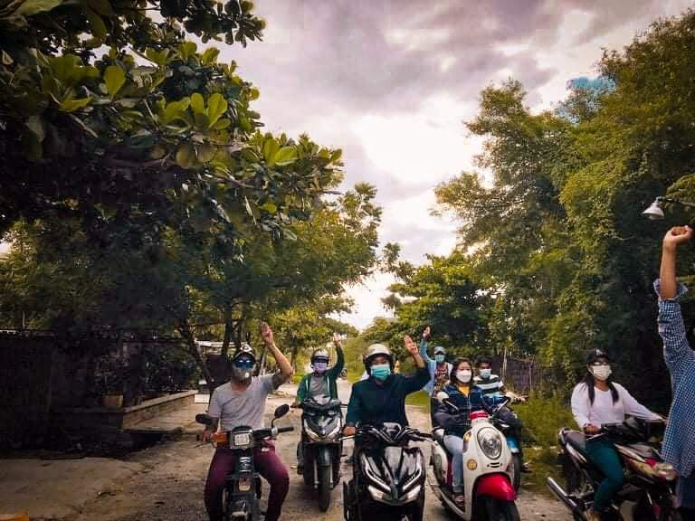 m_krl1's tweet photo. Raising Three fingers salute and chanting Revoltionary slogans against the military Dictatorship by the fearless protesters from the main strike of #AungPinLal, #Mandalay this evening.
#OurGovernmentNUG
#July30Coup
#WhatsHappeningInMyanmar https://t.co/2W8XN13bAf