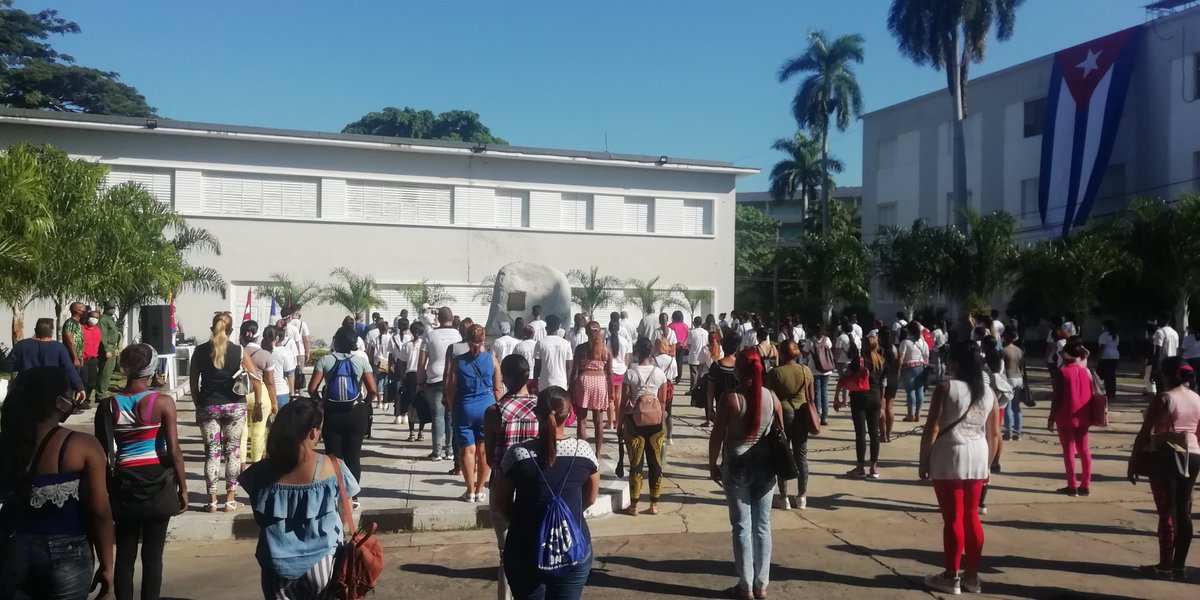 FreiderSantana's tweet photo. Con la presencia del Comandante de la Revolución @ValdesMenendez es abanderada la Brigada  Universitaria de Trabajo Social en la @UOCuba Los jóvenes santiagueros comprometidos a cumplir cualquier tarea. @DiazCanelB @jsaborido50 @marthadelcmv @AAB_Cuba https://t.co/bCxP4oP632