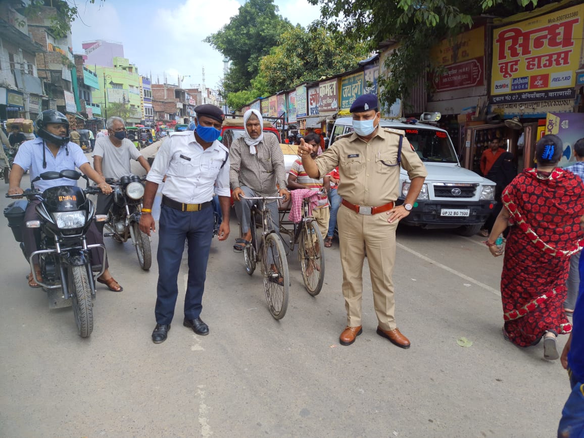 varanasitraffic's tweet photo. #ADCP_Traffic @Addldcp_traffic के निर्देशन में  #ACP_Traffic ने 98.3 एफएम रेडियो मिर्ची के साथ चलाया यातायात  जागरूकता अभियान #CP_VNS  @SatishBharadwaj #UPPolice #VaranasiPoliceInNews @Uppolice @dgpup @UPGovt @CMOfficeUP @adgzonevaranasi @ANI @homeupgov https://t.co/lGUZTU6CJz
