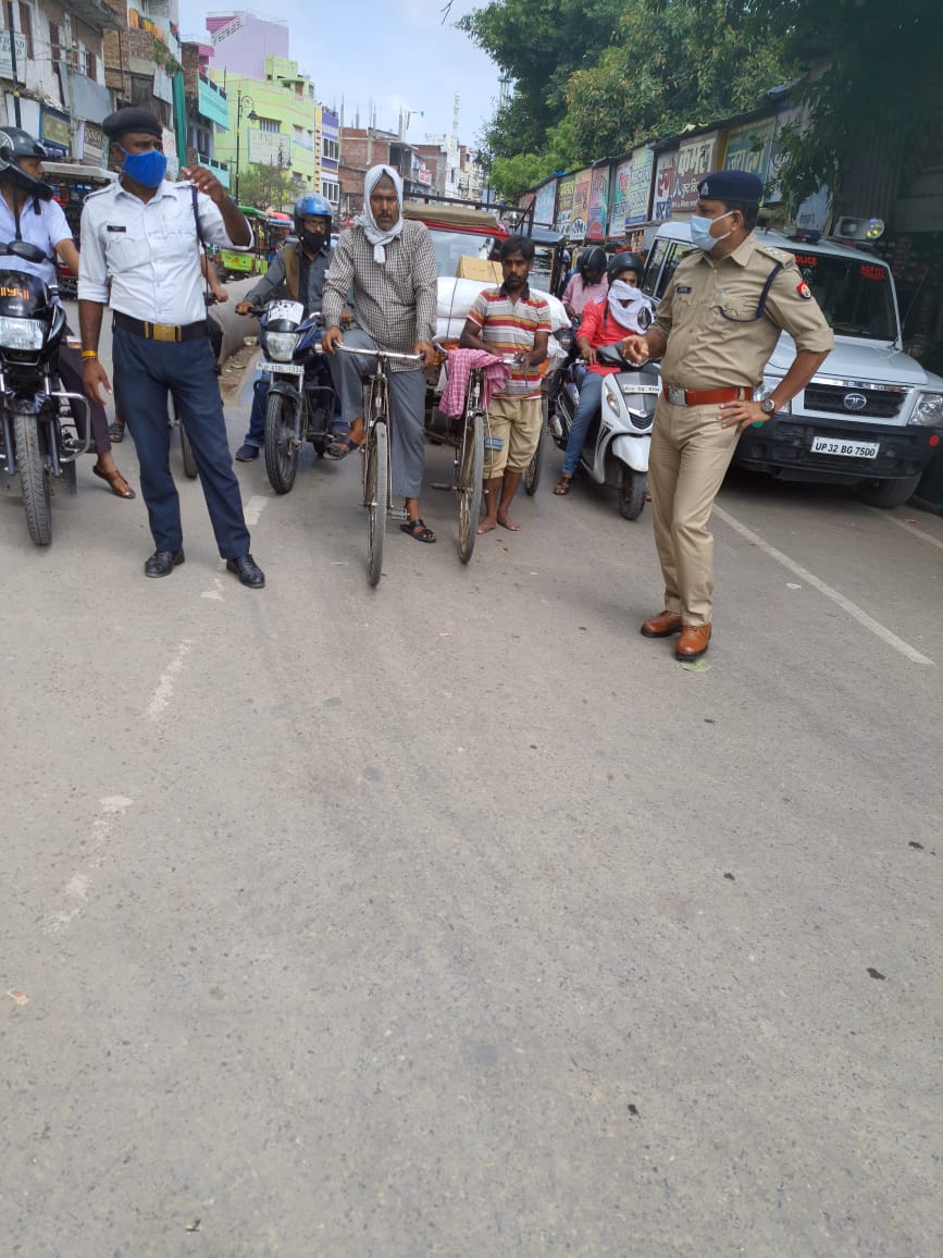 varanasitraffic's tweet photo. #ADCP_Traffic @Addldcp_traffic के निर्देशन में  #ACP_Traffic ने 98.3 एफएम रेडियो मिर्ची के साथ चलाया यातायात  जागरूकता अभियान #CP_VNS  @SatishBharadwaj #UPPolice #VaranasiPoliceInNews @Uppolice @dgpup @UPGovt @CMOfficeUP @adgzonevaranasi @ANI @homeupgov https://t.co/lGUZTU6CJz