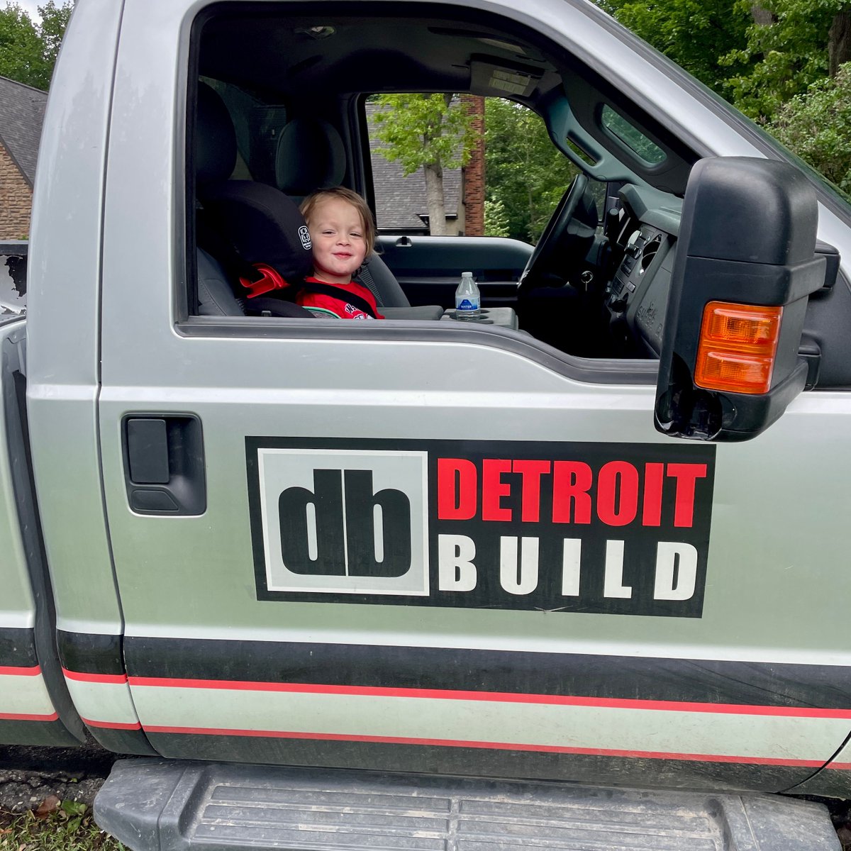 What kid doesn’t love to drive in daddy‘s work truck? 🚚 

#bringyourkidtowork #bringyoursontowork #bringyourkidtoworkday #worktruck #companytruck #detroitbuild #daddystruck