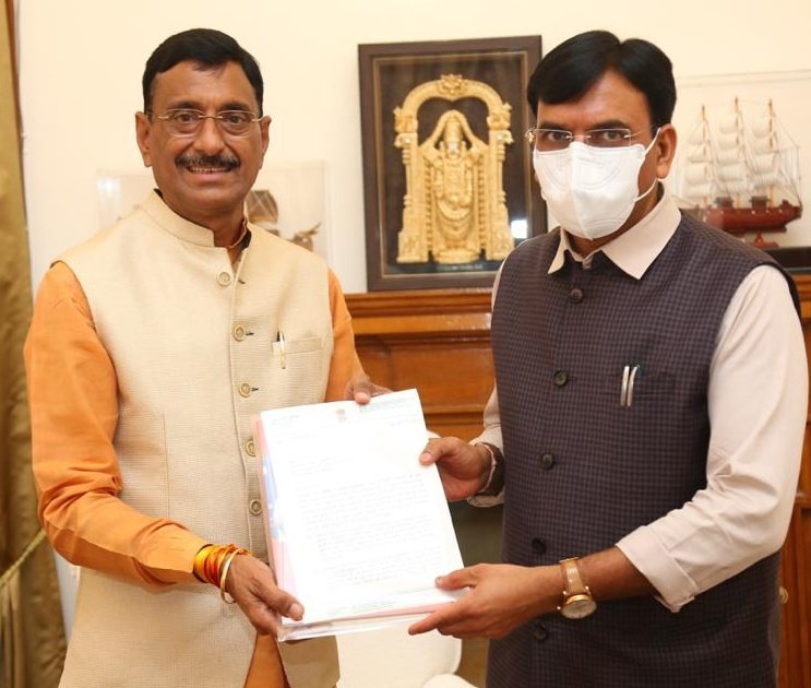 SethSanjayMP's tweet photo. राँची सहित पूरे झारखण्ड में स्वास्थ्य सुविधाओं के विस्तार को लेकर केंद्रीय स्वास्थ्य एवं परिवार कल्याण मंत्री आदरणीय @mansukhmandviya जी से नई दिल्ली में मिला। मेडिकल कॉलेजों में बच्चों के नामांकन, चिकित्सा संसाधन बढ़ाने, अनुसंधान एवं शोध केंद्रों से सम्बंधित आग्रह पत्र सौंपा। https://t.co/7QNeK1cNgR