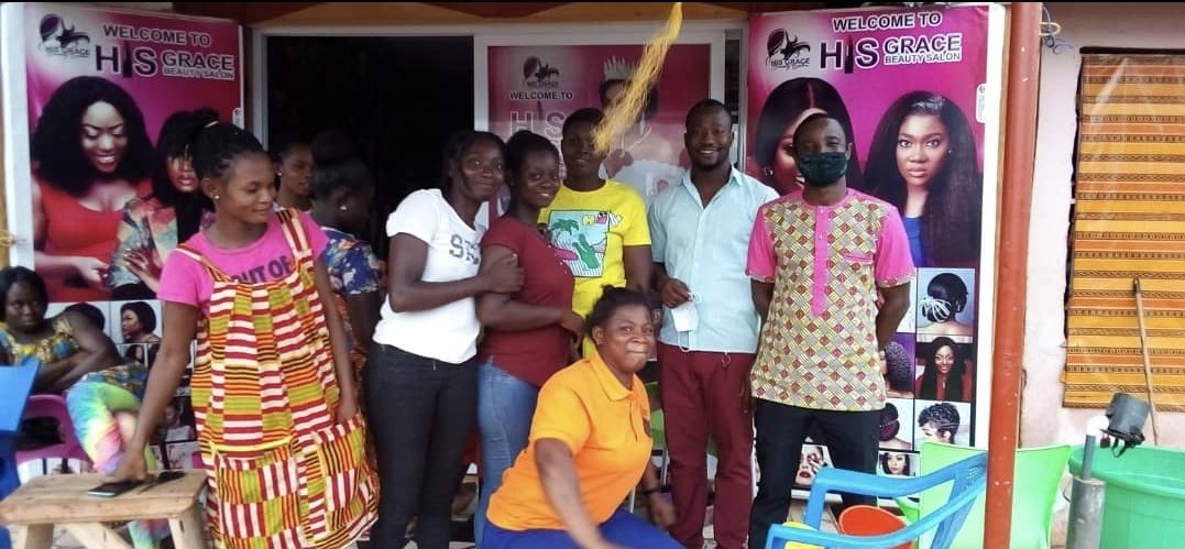 apec_gh's tweet photo. Bono East Regional Coordinator leading some community outreach in Nkoranza last month. Three Hair salons were visited where 28 women were able to measure their blood pressures and learn about preeclampsia.
#preeclamsiaawareness #preeclamspia #eeclampsia #apecgh https://t.co/cqWrXYNBGQ