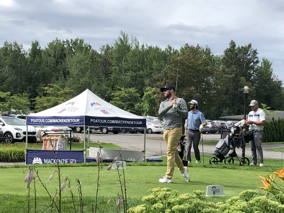 OmniumduQuebec's tweet photo. Avec un score de - 6, Keven Fortin-Simard est au sommet à égalité avec Blair Bursey. Il est présentement à -3 après avoir joué 9 trous de la 2e ronde.
Suivez les pointages en direct : https://t.co/5uLK7WsGg4
#golfquebec #OmniumPlacementsMackenzie #PGATOURCanada https://t.co/MERGH6J9NU