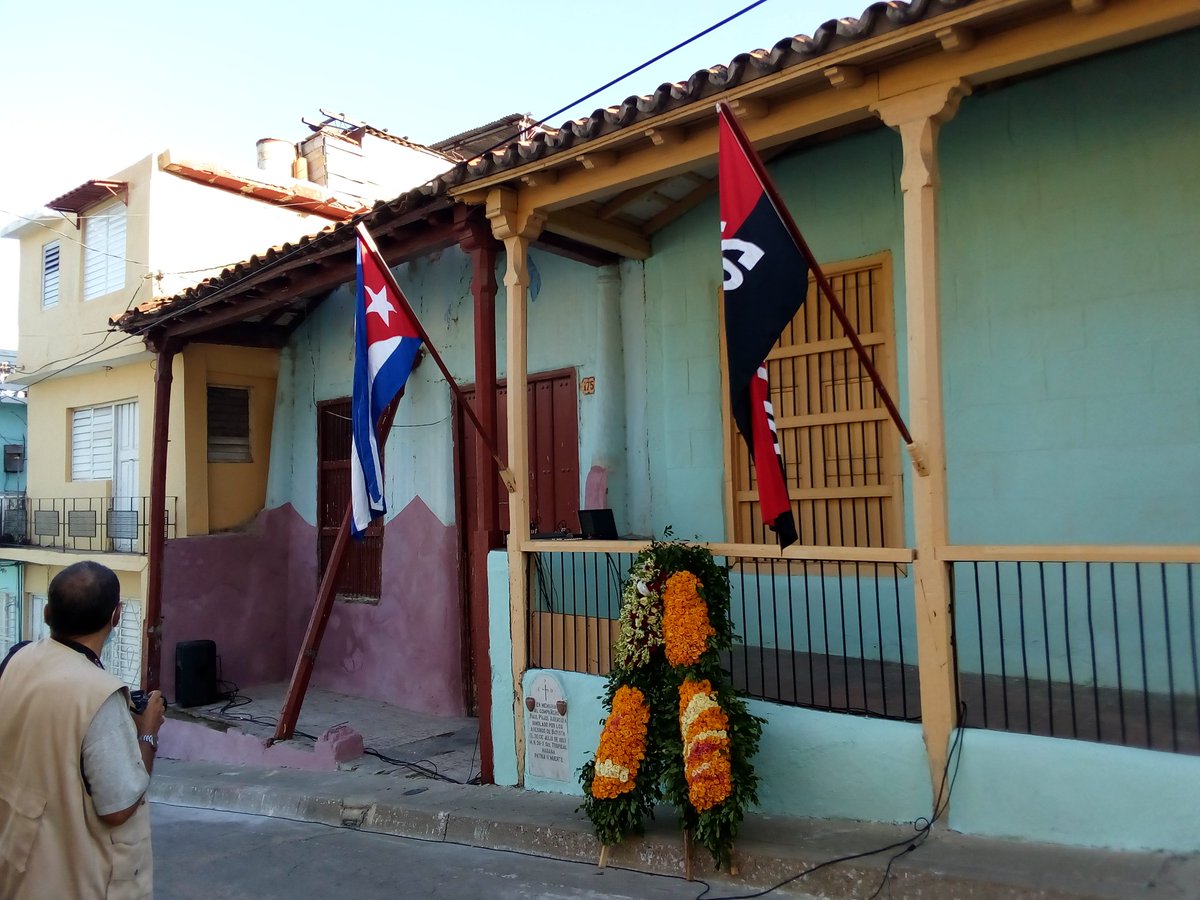 ValdesMenendez's tweet photo. Tributo a los Mártires Frank País y Raúl Pujol en el 64 Aniversario de su asesinato por soldados de la tiranía batistiana. Vivirán siempre en el recuerdo del pueblo. Andarán junto a nosotros en cada batalla, para vencer. Gloria eterna a los Mártires de la Patria!!! #Venceremos https://t.co/gbBJanrabH