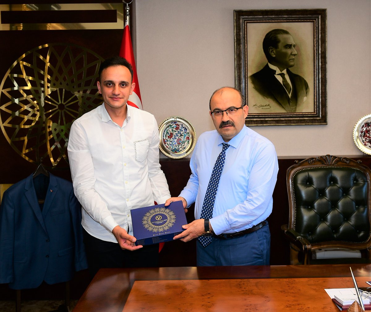 YoreselOnline's tweet photo. Trabzon Valisi İsmail Ustaoğlu'nu https://t.co/twQeMkzo9Q olarak ziyaret ettim. Sayın Valimizle E-ticaret üzerine keyifli bir sohbet gerçekleştirdik ve ürünlerimizi çok beğendiğini söyleyerek başarılar diledi. @TrabzonValilik https://t.co/ZIDy5iivGl