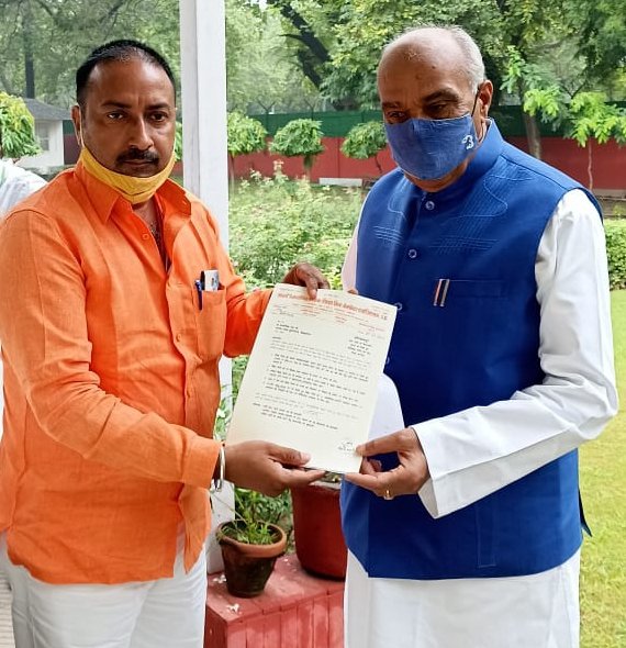 टीका-टिप्पणी से परहेज कर.. 
शिक्षामित्रों से मेरा विनम्रअपील मा. पूर्व मुख्यमंत्री एवं लोकप्रिय सांसद आदरणीयश्री जगदंबिका पाल जी से ट्यूटर पर टैग करकेअनुरोध करें कि  शीघ्र मा.मुख्यमंत्री से वार्ता कर शिक्षामित्रों काभविष्य उज्ज्वल कराएं..@pal_jagdambika
Ji

आपकाअपना-जितेंद्र शाही