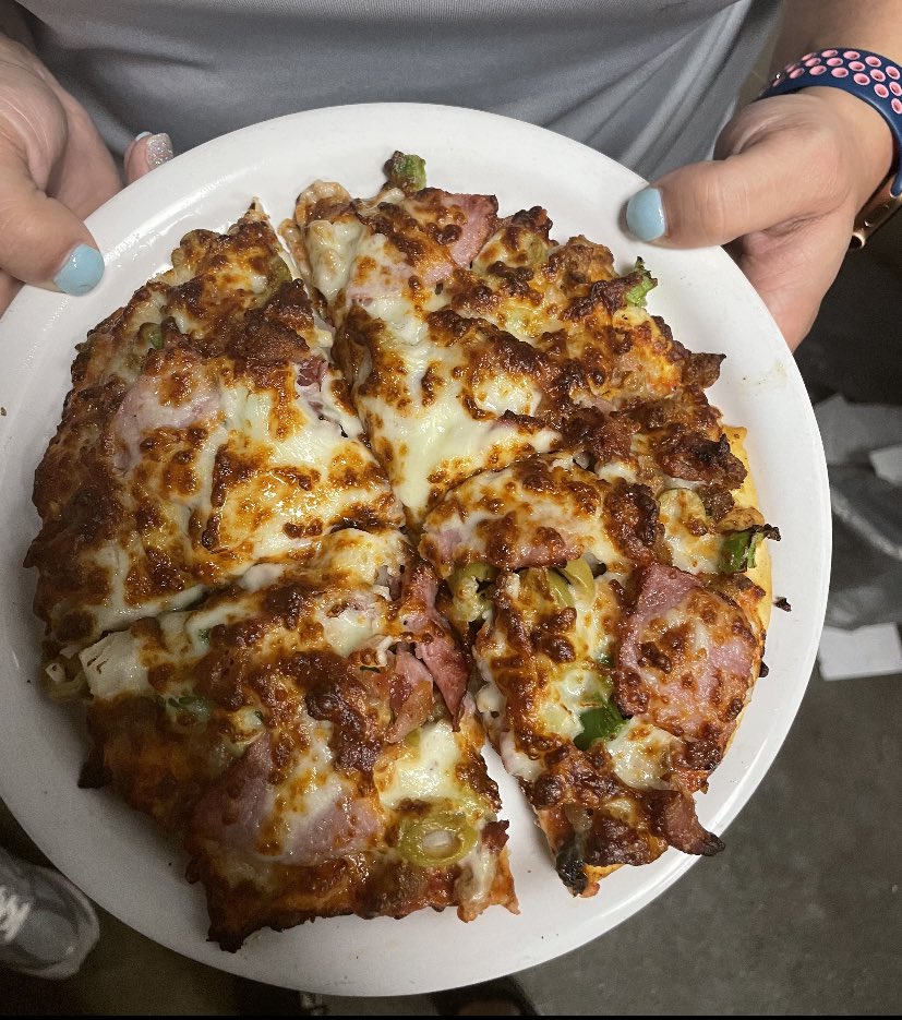 BGMisterBs's tweet image. #FreePizzaFriday is here! 🍕🍕 hit that RT button for your chance to win a free large one topping from Mister B’s! Must follow to win