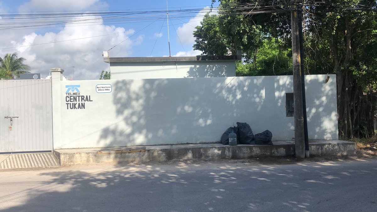 WJTOBIN's tweet photo. Aprovechando el tweet anterior y en ruta por un Bonfil más limpio ahora le toca a @Telmex cooperar considerando que este tipo de basura de ramas no se la lleva @SIRESOL_CUN agradecemos que se haga cargo y no se quede aquí  @VecinosColegios @AytoCancun https://t.co/RN6WHN5xDT