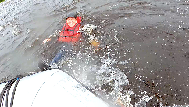 Gordon Ramsay falls overboard while trekking through dangerous rapids in this #Uncharted sneak peek https://t.co/JtExp4BlpU https://t.co/1tfLi8M9MY