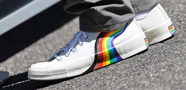 Iperbole_'s tweet photo. I piloti Hamilton e Vettel protestano contro le leggi omofobe di Orbàn partecipando al GP di Ungheria con abbigliamento arcobaleno, in vicinanza alla comunità LGBTQ+.

"Imbarazzante per un Paese UE. Leggi codarde, siamo vicini alle persone colpite".

Campioni anche fuori pista. https://t.co/DCCxoP0jIz