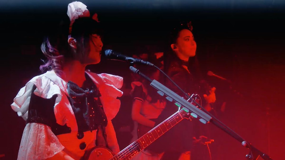 TheYellowClip's tweet photo. Kobato fast-tuning her guitar during the verse of Domination.
Saiki singing DON'T SAY YOU LOVE ME! together with all of us.
#bandmaid #SplendourXR #relive https://t.co/zevf4Hip73