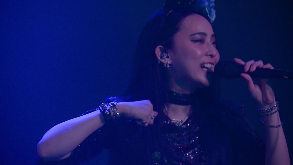 TheYellowClip's tweet photo. This tiny coreography in Different during 眠りにつくまで3秒 もう一回って希望はどこに?but, most importantly, the timber of Saiki's voice here. WOW! That's new and awesome!
I guess her voice was tired so she created a new one?
#bandmaid #SplendourXR #relive https://t.co/HYRnnqcmLW