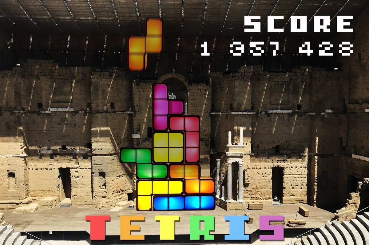 Le mur du Théâtre Antique, envahi par les #jeuxvideo  😍🎮🎶
#ShadowoftheColossus #StreetFighter #Tetris