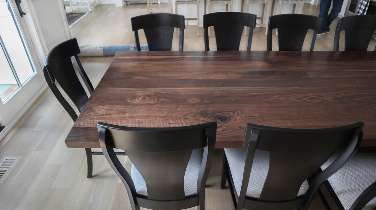 HandmadeTables's tweet image. Suggested space per person is 24&quot;, so IF you wanted to squeeze in those few extra drop-bys, you could fit two at each end with this 48&quot; wide table.

#widetable #largetable #familygatherings